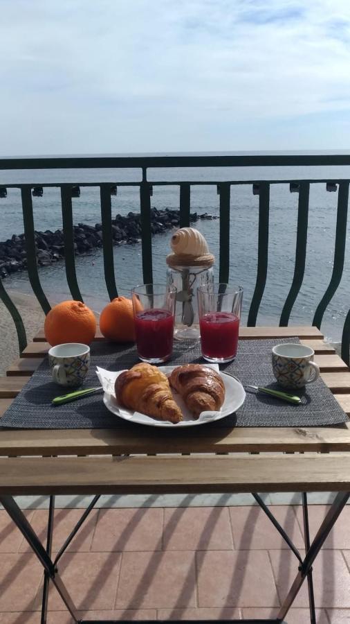 Beachfront 지아르디니낙소스 외부 사진