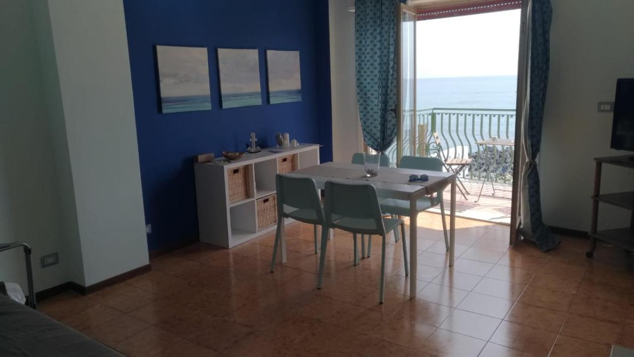 Beachfront 지아르디니낙소스 외부 사진