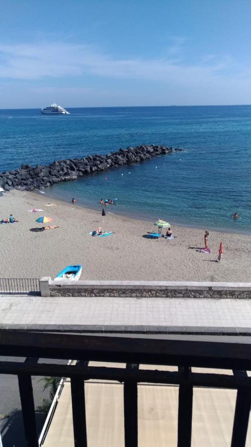 Beachfront 지아르디니낙소스 외부 사진