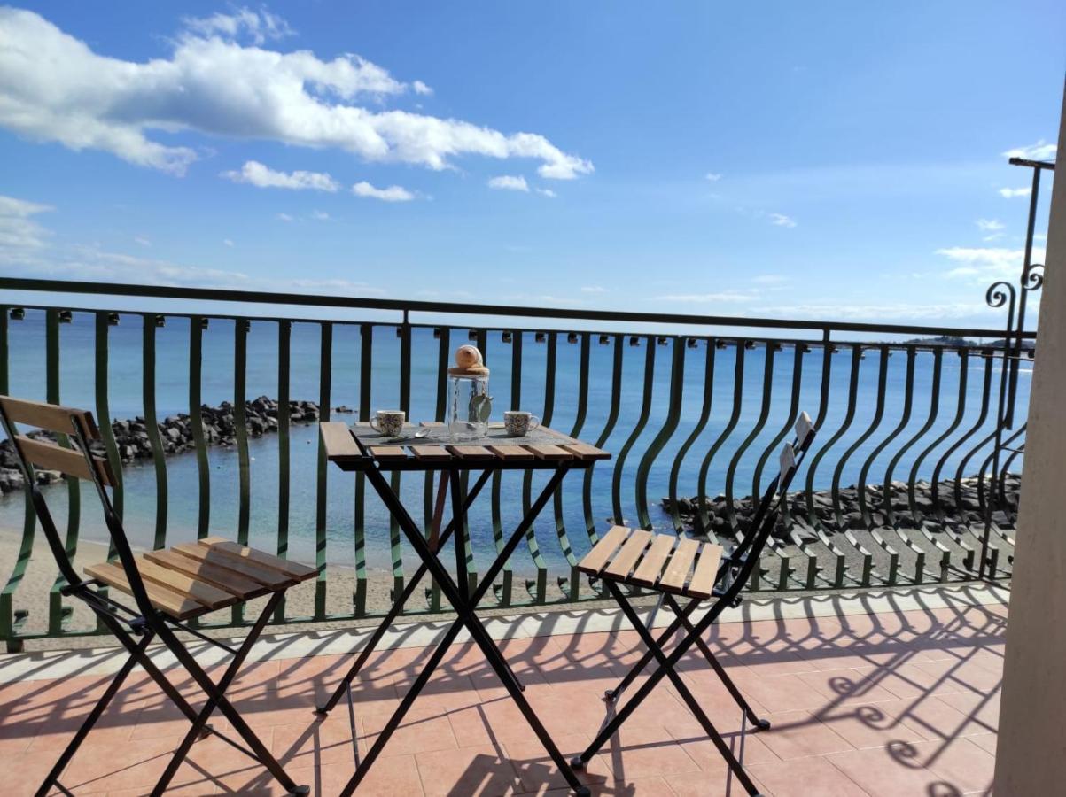 Beachfront 지아르디니낙소스 외부 사진
